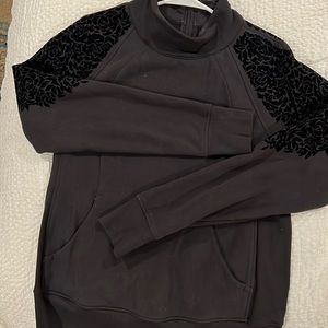 Lululemon sweatshirt with matching leggings with stirrup velvet design in black.